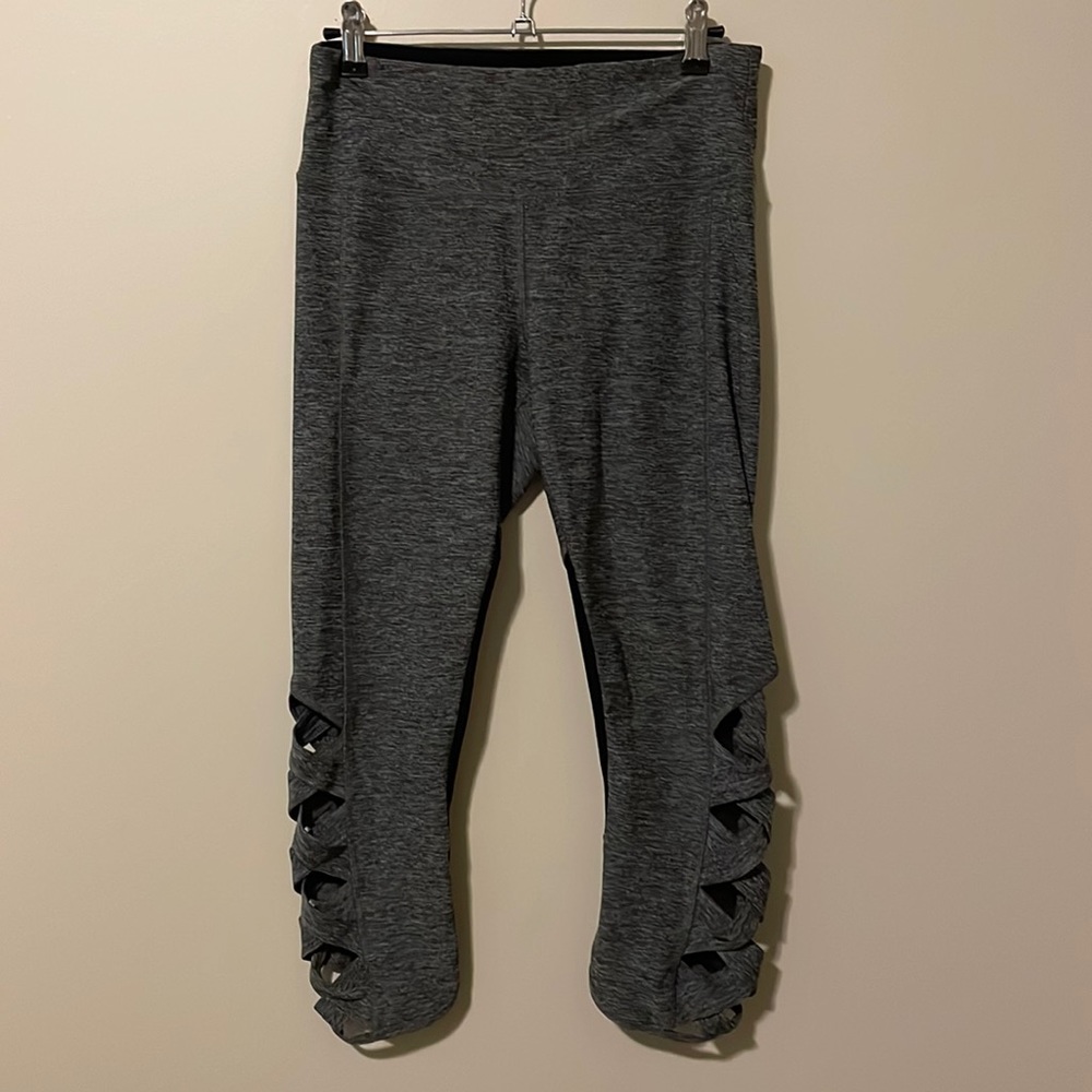 Vogo Athletica, Gray criss cross cutout Capri Leggings, small